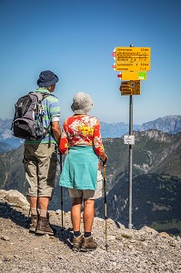 COUPLE DE SENIORS FAISANT UNE RANDONNEE EN MONTAGNE AU SOMMET DU WEISSHORN, LOISIRS, STATION D'AROSA, CANTON DES GRISONS, ALPES SUISSES, SUISSE 