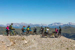 VETETISTES PROFITANT DE LA VUE AU SOMMET DU WEISSHORN, MONTAGNE, LOISIRS, VTT, VELO, STATION D'AROSA, CANTON DES GRISONS, ALPES SUISSES, SUISSE 