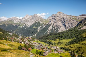 VUE SUR LA STATION D'AROSA, MONTAGNE, CANTON DES GRISONS, ALPES SUISSES, SUISSE 