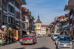 VIEILLE VOITURE AMERICAINE DANS LE CENTRE HISTORIQUE DE MORAT, TOUR DE L'HORLOGE, COLLECTIONNEUR, VOITURE ANCIENNE, MURTEN, CANTON DE FRIBOURG, SUISSE 