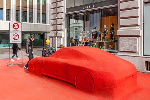 INSTALLATION ARTISTIQUE ORIGINALE DANS LE CENTRE VILLE DE SAINT-GALL, CITY LOUNGE OU RED SQUARE, REALISATION DE L'ARTISTE PIPILOTTI RIST ET DE L'ARCHITECTE CARLOS MARTINEZ, INSOLITE, PORSCHE, HUMOUR, ARCHITECTURE, DESIGN, MOBILIER URBAIN, SAINT-GALL, SANKT-GALLEN, CANTON DE SAINT-GALL, SUISSE 