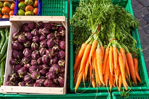 CAGETTE DE PETITS ARTICHAUTS ET CAISSE DE CAROTTES EN VENTE SUR LE MARCHE DE SAINT-GALL, MARAICHER, ALIMENTATION, LEGUME, SANKT-GALLEN, SAINT-GALL, CANTON DE SAINT-GALL, SUISSE 