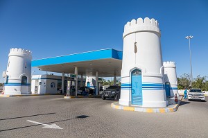 STATION SERVICE DE LA COMPAGNIE PETROLIERE ADNOC (ABU DHABI NATIONAL OIL COMPANY) REPRENANT L'ARCHITECTURE DES FORTS ARABES TRADITIONNELS SUR LA ROUTE ENTRE DUBAI ET AL AIN, ESSENCE, EMIRAT D'ABOU DABI, EMIRAT D'ABU DHABI, GOLFE PERSIQUE, EAU, EMIRATS ARABES UNIS 