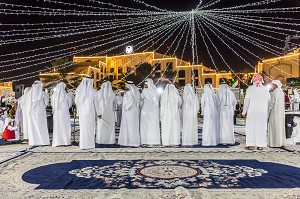 FETE TRADITIONNELLE ENTRE HOMMES LORS D'UN MARIAGE DANS UN HOTEL D'AL AIN, AL AIN, EMIRAT D'ABOU DABI, EMIRAT D'ABU DHABI, GOLFE PERSIQUE, EAU, EMIRATS ARABES UNIS 