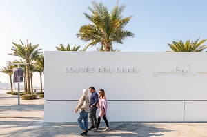 COUPLES DE TOURISTES EN COMPAGNIE D'UN GUIDE TOURISTIQUE LOCAL A L'ENTREE DU MUSEE DU LOUVRE ABU DHABI, TOURISME CULTUREL, ARTS, ABU DHABI, ABOU DABI, GOLFE PERSIQUE, EAU, EMIRATS ARABES UNIS 