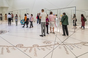 TOURISTES VENUS DU MONDE ENTIER A L'ENTREE DU MUSEE DU LOUVRE ABU DHABI, PLAN DE DUBAI REPRODUIT SUR LE SOL, TOURISME CULTUREL, ARTS, ABU DHABI, ABOU DABI, GOLFE PERSIQUE, EAU, EMIRATS ARABES UNIS 