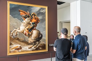 TOURISTES ADMIRANT LA CINQUIEME VERSION DU TABLEAU REPRESENTANT BONAPARTE FRANCHISSANT LE GRAND-SAINT-BERNARD PEINT PAR LE PEINTRE FRANCAIS JACQUES-LOUIS DAVID AU MUSEE DU LOUVRE ABU DHABI EN COMPAGNIE D'UNE GUIDE LOCALE, TOURISME CULTUREL, ARTS, NAPOLEON BONAPARTE, ABU DHABI, ABOU DABI, GOLFE PERSIQUE, EAU, EMIRATS ARABES UNIS 