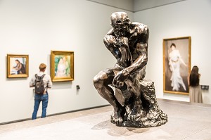 SCULPTURE D'AUGUSTE RODIN INTITULE LE PENSEUR EXPOSE AU MUSEE DU LOUVRE ABU DHABI AVEC EN FOND DES TOILES IMPRESSIONNISTES, TOURISME CULTUREL, ARTS, ABU DHABI, ABOU DABI, GOLFE PERSIQUE, EAU, EMIRATS ARABES UNIS 