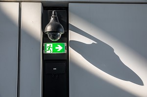 CAMERA DE SURVEILLANCE ET PANNEAU INDIQUANT UNE ISSUE DE SECOURS AU MUSEE DU LOUVRE ABU DHABI, SECURITE, BIG BROTHER, SURETE, VIDEOSURVEILLANDE, ABU DHABI, ABOU DABI, GOLFE PERSIQUE, EAU, EMIRATS ARABES UNIS 
