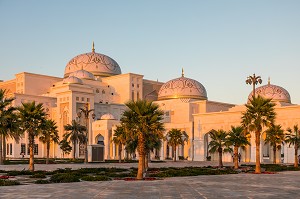 SOLEIL COUCHANT SUR LA FACADE DU PALAIS PRESIDENTIEL DES EMIRATS ARABES UNIS, QSAR AL WATAN, ABU DHABI, ABOU DABI, GOLFE PERSIQUE, EAU, EMIRATS ARABES UNIS 