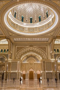 TOURISTES VISITANT L'INTERIEUR DU PALAIS PRESIDENTIEL DES EMIRATS ARABES UNIS, QSAR AL WATAN, TOURISME CULTUREL, ABU DHABI, ABOU DABI, GOLFE PERSIQUE, EAU, EMIRATS ARABES UNIS 