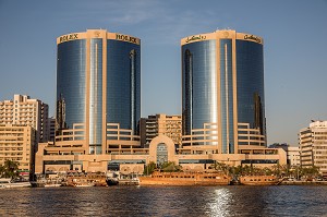 DEIRA TWINS TOWERS, TOURS JUMELLES DANS LE QUARTIER DE DEIRA SURMONTEES DE PUBLICITES POUR LA MARQUE DE MONTRES SUISSE ROLEX, DUBAI, GOLFE PERSIQUE, EAU, EMIRATS ARABES UNIS 