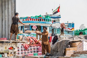 CHARGEMENT D'UN BOUTRE IRANIEN AVEC DES CANETTES DE COCA-COLA DANS LE PORT DE LA CRIQUE DE DUBAI, NAVIRE, COMMERCE INTERNATIONAL, TRANSPORT MARITIME, DUBAI, GOLFE PERSIQUE, EAU, EMIRATS ARABES UNIS 