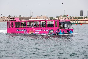 BUS TOURISTIQUE AMPHIBIE EN TRAIN DE NAVIGUER DANS LA CRIQUE DE DUBAI AVEC DES TOURISTES A SON BORD, SUR-TOURISME, ATTRACTION TOURISTIQUE, TOURISME, DUBAI, GOLFE PERSIQUE, EAU, EMIRATS ARABES UNIS 