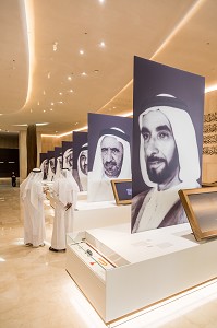 HOMMES DUBAIOTES EN TENUE TRADITIONNELLE EN TRAIN DE VISITER L'ETIHAD MUSEUM, MUSEE DEDIEE A L'HISTOIRE DES EMIRATS ARABES UNIS, DUBAI, GOLFE PERSIQUE, EAU, EMIRATS ARABES UNIS 