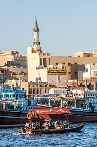 BARQUE A MOTEUR APPELE ABRA NAVIGANT DANS LA CRIQUE DE DUBAI AVEC DES BOUTRES ET LE QUARTIER DE DEIRA, MOSQUEE AVEC UN MINARET, DUBAI, GOLFE PERSIQUE, EAU, EMIRATS ARABES UNIS 