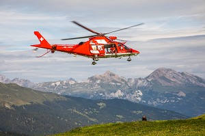 HELICOPTERE DE SECOURS DE LA REGA AU DECOLLAGE LORS D'UNE MISSION DE SAUVETAGE EN MONTAGNE DANS LA STATION DE LENZERHEIDE, ALPES SUISSE, LENZERHEIDE, CANTON DES GRISONS, SUISSE 