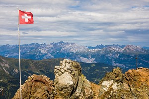 DRAPEAU SUISSE FLOTTANT AU SOMMET DU PARPANER ROTHORN, ALPES SUISSE, STATION ALPINE DE LENZERHEIDE, ALPES SUISSE, LENZERHEIDE, CANTON DES GRISONS, SUISSE 