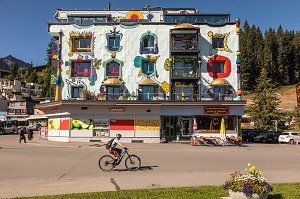 IMMEUBLE PEINT DE FACON INSOLITE DANS LE CENTRE VILLE DE LA STATION D'AROSA, AROSA, CANTON DES GRISONS, SUISSE 