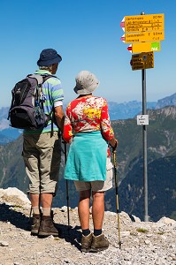 COUPLE DE RETRAITES PARTANT EN RANDONNEE SUR LES HAUTEURS DU WEISSHORN DANS LES ALPES SUISSE, SENIORS ACTIFS, TOURISME, STATION D'AROSA, AROSA, CANTON DES GRISONS, SUISSE 