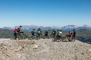 AMATEURS DE VTT PARTANT EN RANDONNEE SUR LES HAUTEURS DU WEISSHORN DANS LES ALPES SUISSE, TOURISME DE GROUPE, STATION D'AROSA, AROSA, CANTON DES GRISONS, SUISSE 