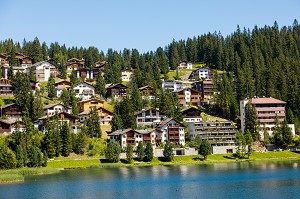 CHALETS BORDANT LE LAC D'AROSA, AROSA STAUSEE, URBANISME, STATION DE MONTAGNE, STATION D'AROSA, AROSA, CANTON DES GRISONS, SUISSE 