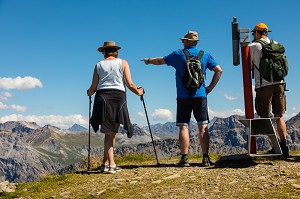 RANDONNEURS ADMIRANT LE PAYSAGE ALPIN DEPUIS LE WEISSHORN, TOURISME, ALPES SUISSE, STATION D'AROSA, AROSA, CANTON DES GRISONS, SUISSE 