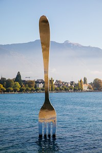 FOURCHETTE DE VEVEY PLANTEE DANS LE LAC LEMAN, SCULPTURE REALISE PAR L'ARTISTE SUISSE JEAN-PIERRE ZAUGG POUR LES 10 ANS DE L'ALIMENTARIUM, THE FORK, MUSEE NESTLE, INSOLITE, LAC LEMAN, VEVEY, CANTON DE VAUD, SUISSE 