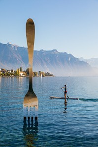 AMATEUR DE PADDLE VOGUANT A PROXIMITE DE LA FOURCHETTE DE VEVEY, SCULPTURE REALISE PAR L'ARTISTE SUISSE JEAN-PIERRE ZAUGG POUR LES 10 ANS DE L'ALIMENTARIUM, THE FORK, MUSEE NESTLE, INSOLITE, LAC LEMAN, ALPES SUISSE, VEVEY, CANTON DE VAUD, SUISSE 