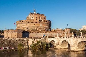 VUE SUR LE CHATEAU SAINT ANGE ET LE PONT SAINT ANGE, CASTEL SANT ANGELO, ARCHITECTURE, ROME, ITALIE 