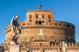 VUE SUR LE CHATEAU SAINT ANGE ET LE PONT SAINT ANGE, CASTEL SANT ANGELO, ARCHITECTURE, ROME, ITALIE 