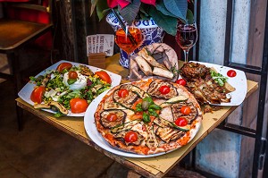 EXEMPLE DE PLATS ET DE PIZZAS A L'ENTREE D'UN RESTAURANT ITALIEN DE ROME, GASTRONOMIE ROMAINE, COCKTAIL APEROL SPRITZ, ROME, ITALIE 