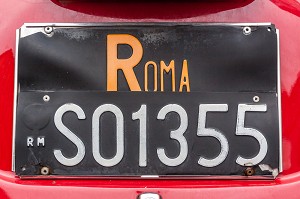 ANCIENNE PLAQUE MINERALOGIQUE ROMAINE SUR UNE VOITURE, AUTOMOBILE, TRADITIONS, CLICHES ITALIENS, ROME, ITALIE 