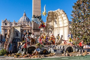 CRECHE DE NOEL SUR LA PLACE SAINT-PIERRE A ROME AVEC LA BASILIQUE SAINT-PIERRE EN FOND, VATICAN, ROME, ITALIE 