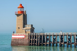 ENTREE DU PORT DE FECAMP AVEC PECHEURS SUR LA JETEE DU PHARE DE FECAMP, FECAMP, SEINE-MARITIME, NORMANDIE, FRANCE 