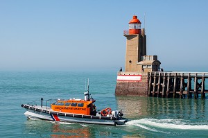 VEDETTE DE LA GENDARMERIE NATIONALE SORTANT DU PORT DE FECAMP AVEC LE PHARE DE FECAMP, FECAMP, SEINE-MARITIME, NORMANDIE, FRANCE 