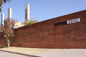 VUE EXTERIEU DE L'APARTHEID MUSEUM, MUSEE DE L'APARTHEID, JO'BURG, JOHANNESBURG, ETAT DU GAUTENG, AFRIQUE DU SUD 