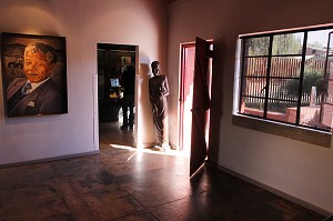 VUE DE L'INTERIEUR DE L'ANCIENNE MAISON DE NELSON MANDELA DANS LE QUARTIER DE SOWETO, QUARTIER RESERVE AUX NOIRS PENDANT LA PERIODE DE L'APARTHEID, JO'BURG, JOHANNESBURG, ETAT DU GAUTENG, AFRIQUE DU SUD 