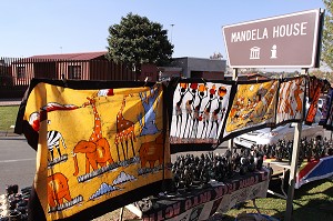 VUE SUR L'ANCIENNE MAISON DE NELSON MANDELA DANS LE QUARTIER DE SOWETO, VENDEURS DE SOUVENIR ET PANNEAU INDICATEUR, QUARTIER RESERVE AUX NOIRS PENDANT LA PERIODE DE L'APARTHEID, JO'BURG, JOHANNESBURG, ETAT DU GAUTENG, AFRIQUE DU SUD 