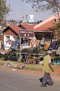 SCENE DE RUE DANS LE QUARTIER DE SOWETO AVEC UN PANNEAU INDIQUANT L'ANCIENNE MAISON DE NELSON MANDELA, JOHANNESBURG, ETAT DU GAUTENG, AFRIQUE DU SUD 