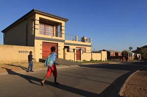 ENFANTS DEVANT UNE MAISON COSSUE DANS LE QUARTIER DE SOWETO, QUARTIER RESERVE AUX NOIRS PENDANT LA PERIODE DE L'APARTHEID, JO'BURG, JOHANNESBURG, ETAT DU GAUTENG, AFRIQUE DU SUD 