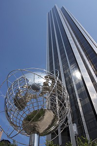 SCULPTURE D'UN GLOBE TERRESTRE EN ACIER AU PIED DE L'HOTEL TRUMP TOWER, COLUMBUS CIRCLE, MANHATTAN, NEW YORK, ETATS-UNIS D'AMERIQUE, USA 