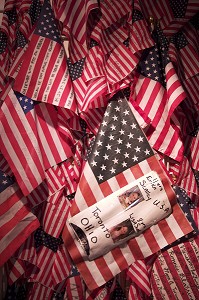 DRAPEAU AMERICAIN ET MESSAGES RENDANT HOMMAGE AUX VICTIMES DES ATTENTATS DU 11 SEPTEMBRE 2001, CHAPELLE DE TRINITY CHURCH, GROUND ZERO, DOWNTOWN, MANHATTAN, NEW YORK, ETATS-UNIS D'AMERIQUE, USA 