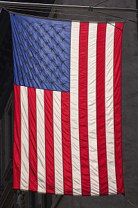 DRAPEAU AMERICAIN DANS LE QUARTIER FINANCIER, FINANCIAL DISTRICT, STAR AND STRIPES, PATRIOTISME, MANHATTAN, NEW YORK, ETATS-UNIS D'AMERIQUE, USA 