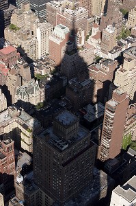 OMBRE DE L'EMPIRE STATE BUILDING SUR LES IMMEUBLES DE NEW YORK, MANHATTAN, NEW YORK CITY, ETATS-UNIS D'AMERIQUE, USA 