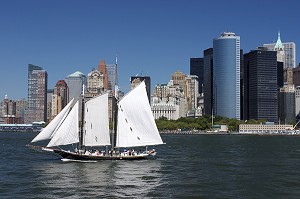 VOILIER CROISANT DANS LE PORT DE NEW YORK AU PIED DES IMMEUBLES DU DOWNTOWN, QUARTIER FINANCIER, FINANCIAL DISTRICT, NEW YORK CITY, ETATS-UNIS D'AMERIQUE, USA 