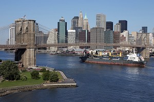 VUE SUR LE PONT DE BROOKLYN ET LE DOWNTOWN, QUARTIER FINANCIER, FINANCIAL DISTRICT, CAPITALISME, BROOKLYN BRIDGE, EAST RIVER, MANHATTAN, NEW YORK CITY, ETATS-UNIS D'AMERIQUE, USA 