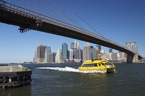 WATER TAXI PASSANT SOUS LE PONT DE BROOKLYN, BROOKLYN BRIDGE, EAST RIVER, MANHATTAN, NEW YORK CITY, ETATS-UNIS D'AMERIQUE, USA 