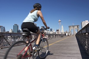 CYCLISTE TRAVERSANT LE PONT DE BROOKLYN, BROOKLYN BRIDGE, EAST RIVER, VELO, CYCLISME, LOISIRS, MANHATTAN, NEW YORK CITY, ETATS-UNIS D'AMERIQUE, USA 
