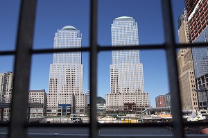 VUE SUR LE WORLD FINANCIAL CENTER A TRAVERS LES GRILLES PROTEGEANT LE SITE DE GROUND ZERO, WORLD TRADE CENTER, ATTENTATS DU 11 SEPTEMBRE 2001, DOWNTOWN, MANHATTAN, NEW YORK, ETATS-UNIS D'AMERIQUE, USA 